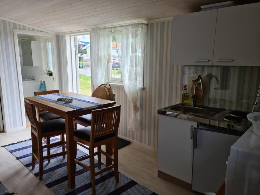 Foertjusande Gaesthus Med Parkering Fjällbacka Esterno foto